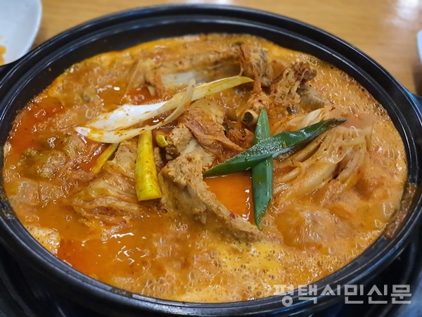 국물의 깊은 맛이 듬뿍 밴 돼지갈비와 통김치가 어우러진 통김치등갈비찜