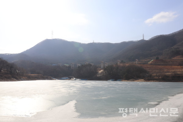 쌍령저수지에서 바라본 쌍령산 북동쪽 골짜기. 국가하천 안성천, 지방하천 한천의 발원지이다.