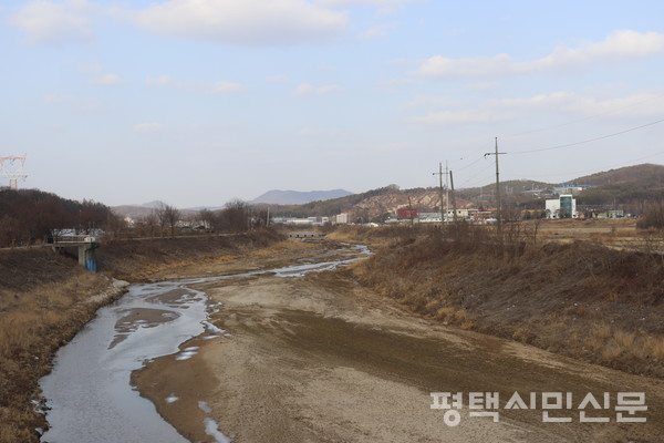 어현교에서 바라본 한천 상류 우측 용인시 축구센터 일대가 SK하이닉스 반도체공장 건설 예정지