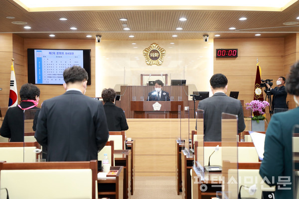 홍선의 의장이 2월 8일 열린 제220회 임시회 제2차 본회의에서 ‘골목상권 살리기 선결제 캠페인 참여 결의안‘을 낭독하고 있다.