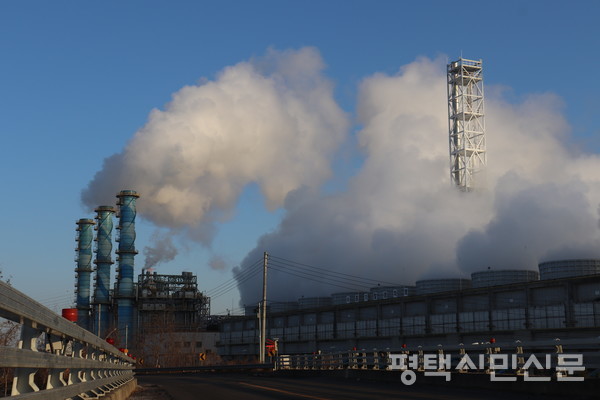 오성면 평택에너지서비스 오성발전소는 전기와 열을 생산해 소사벌지구, 용이동, 동삭동, 고덕신도시 1공구, 아파트단지와 삼성전자에 공급하고 있다