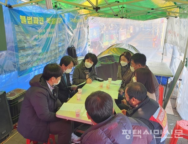 2월 23일 포승읍 현대위아 평택공장 앞에 세워진 천막농성장에서 경기도의회 더불어민주당 민생특별위원회 위원들과 평택시의회 의원들이 김영일 현대위아비정규직평택지회장(사진 왼쪽)으로부터 노조원들이 겪는 어려움을 듣고 있다.