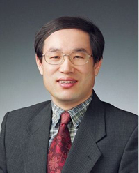 조하식 수필가 · 시조시인고등학교에서 국어와 문학을 가르치며 수필집, 시조집, 기행집 등을 펴냈다. 퇴임 이후 기고 활동과 더불어 교육철학 박사과정을 이어가고 있다. 이충동에 살고 있다.