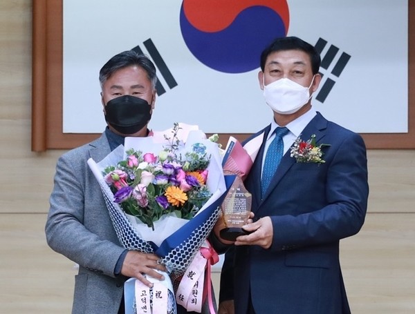 김민태 제18대 협의회장(왼쪽), 조용찬 이임회장