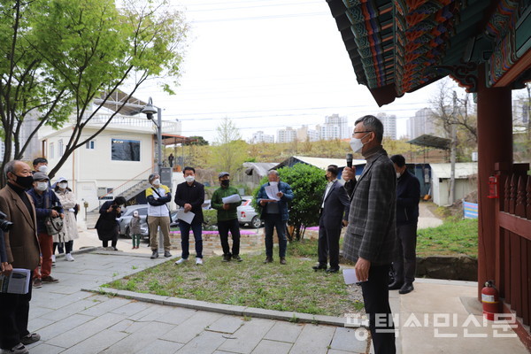 4월 16일 소사동 대동법시행기념비 앞에서 백승종 한국기술교육대 겸임교수(오른쪽 첫째)가 김육의 호서대동법 시행을 주제로 강연하고 있다.