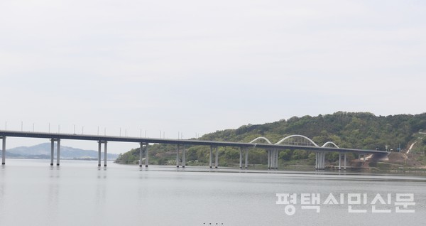 팽성과 현덕 지역을 연결하는 국제대교와 현덕면 고등산