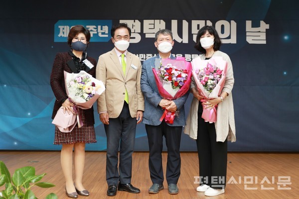 5월 10일 ‘제26주년 평택시민의날 기념식’에서 표창을 받은 유공자들이 정장선 평택시장(왼쪽 두 번째)과 기념사진을 찍고 있다.