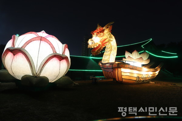 화정 스님을 만나러 명법사 대웅전 앞에 당도해 보니 연꽃과 반야용선이 유독 환하게 빛나고 있다.