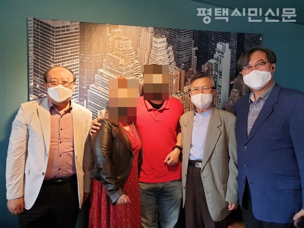 주한미군 병장 A씨 모자의 만남이 5월 11일 팽성읍 행아웃 카페에서 두 번째로 진행됐다. 왼쪽부터 기길선 목사, 어머니 박씨, 아들인 주한미군 A병장, 정해은 목사, 송주석 목사