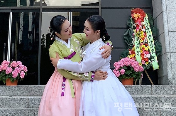 백은희 예술감독(왼쪽)은 어머니 고희자 소리사위예술단장을 ‘내 인생의 롤모델’이라고 부른다.