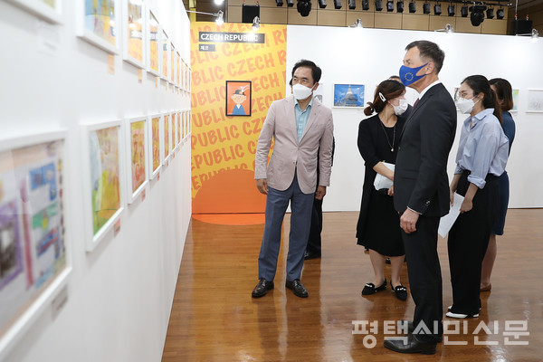제31회 국제아동미술교류전이 개막한 6월 7일 정장선 평택시장(왼쪽) 등 참석자들이 전시 작품을 감상하고 있다.