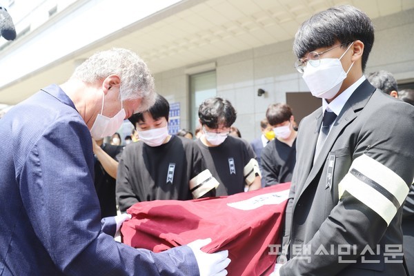 6월 19일 안중읍 백병원 장례식장에서 이재훈씨가 발인 후 운구 중인 아들 이선호씨의 관 앞에서 오열하고 있다.