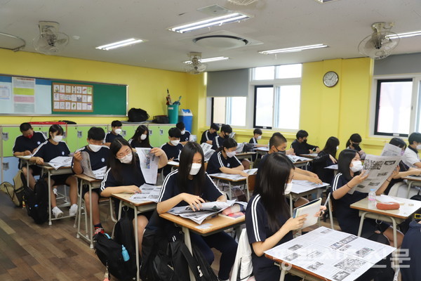 7월 1일 라온중학교 1학년 1반 학생들이 NIE 수업을 위해 [평택시민신문] 을 읽고 있다.