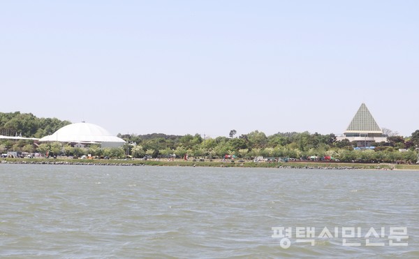 한국소리터(왼쪽)와 평택호예술관