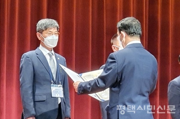 김기성 법무부보호관찰위원 평택안성보호관찰소협의회장이 국민포장을 수상했다.