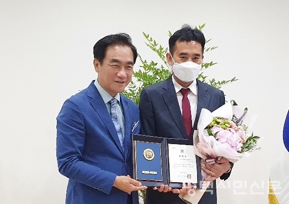 정학호 회장(오른쪽)이 표창을 받은 뒤 정장선 평택시장과 기념촬영을 하고 있다.