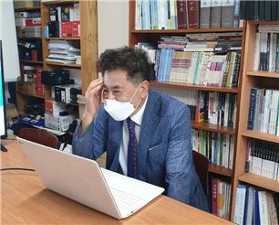 차성진 강사가 언론중재위 사건의 실례를 들고 있다.