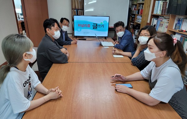 기자들이 공정한 글쓰기를 위해 노력했던 이야기를 하고 있다.