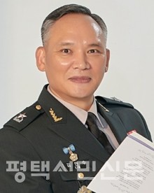 김인수 시인                          인산편지 작가                        전 수도군단 부군단장                 평택고 졸업