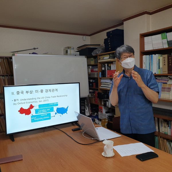 김남균 평택대 미국학과 명예교수가 ‘주한미군 평택시대-미중 공존은 가능한가’를 주제로 강의를 하고 있다