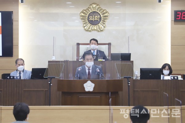 이병배 평택시의원이 9월 7일 제225회 평택시의회 임시회에서 고덕신도시 내 오염토사 논란과 관련 시정질의를 하고 있다.