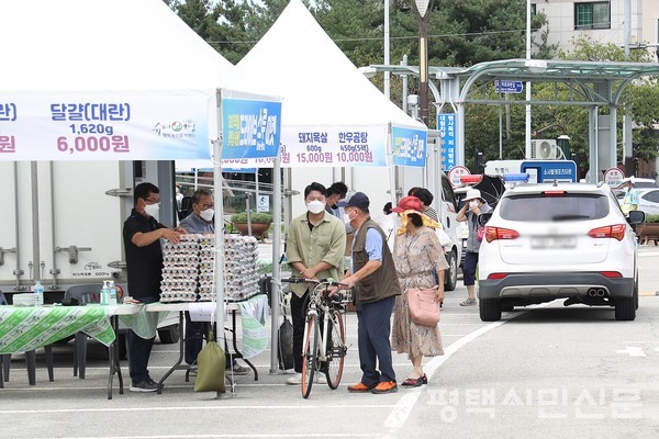 14일 소사벌레포츠타운에서 열린 추석맞이 농축산물 드라이브 스루 마켓에서 차를 세운 한 시민이 농축산물을 구매하고 있다.