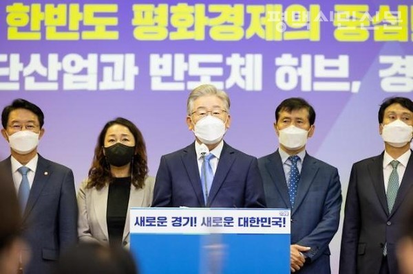 이재명 경기도지사는 10월 3일 경기도의회에서 경기도 공약 발표회를 열었다. 이날 발표회에는 김현정 민주당 평택시을 지역위원장(오른쪽 끝)이 이재명캠프 경기도 공동본부장 자격으로 함께했다.