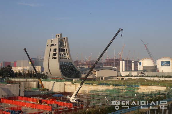 고덕공공폐수처리시설 2단계 증설 공사현장. 멀리 삼성전자 반도체공장과 린데코리아 가스 저장시설이 보인다.