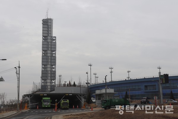 고덕면 해창리  에코센터 폐기물 수송 트럭들이 지하로 들어가고 있다.