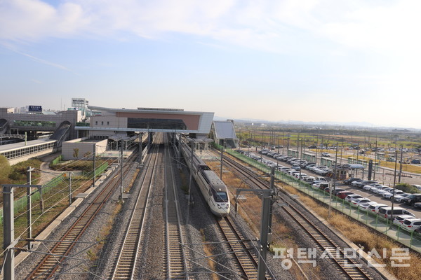 평택 지제역에서 SRT가 수서를 향해 힘차게 달리고 있다