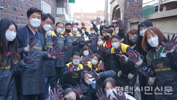 11월 15일 서정동 한 가구에 연탄 500장을 배달한 발대식 참가자들