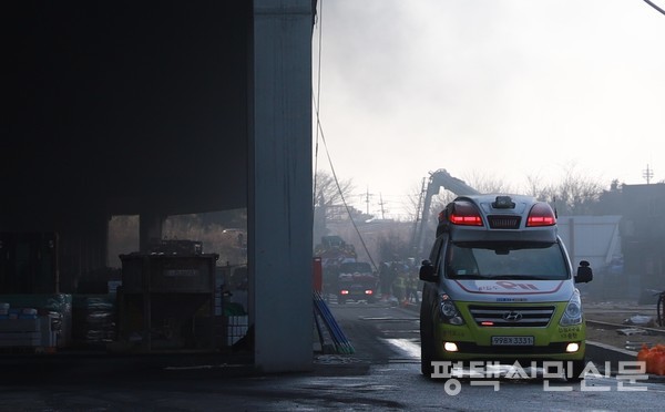 6일 오후 12시 41분 평택시 청북읍 냉동창고 화재 진압과정에서 연락이 끊겼다가 심정지 상태로 발견된 소방관을 119 구급차량이 이송하고 있다.