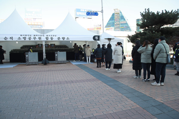 1월 7일 평택역광장에 설치된 분향소에 순직 소방관들을 애도하는 시민들의 발길이 이어지고 있다.