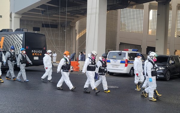 1월 10일 오전 10시 30분 경찰·소방·국립과학수사연구원 등 40여 명이 합동감식을 위해 청북읍 화재현장에 들어가고 있다.