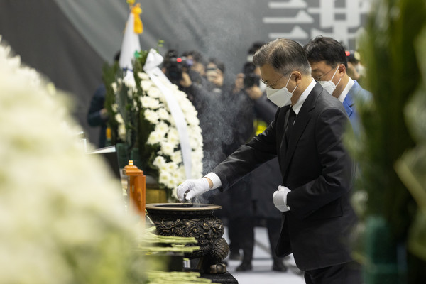 1월 8일 평택 이충문화체육센터에서 개최된 합동영결식에서 문재인 대통령이 분향하고 있다.