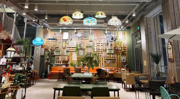 메인스트리트 실내는 ‘Be A New Yoker!(뉴요커 되기)’를 주제로 하여 맨해튼 다운타운, 타임스퀘어, 센트럴파크, 뉴욕공립도서관 등 실제 뉴욕의 20가지 명소를 재현해 꾸며졌다.