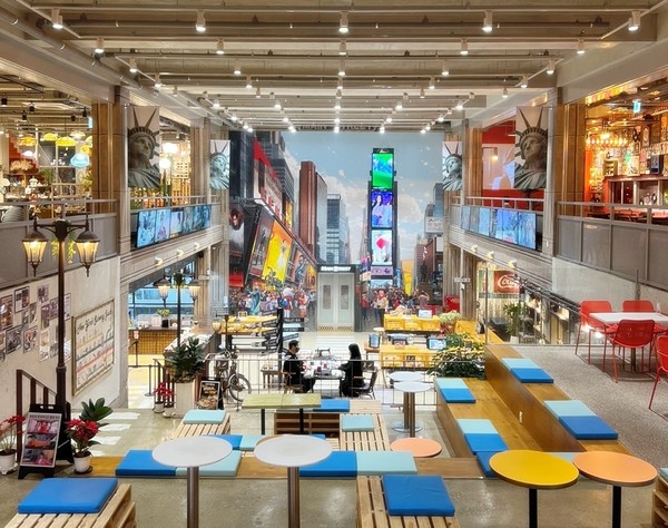 메인스트리트 실내는 ‘Be A New Yoker!(뉴요커 되기)’를 주제로 하여 맨해튼 다운타운, 타임스퀘어, 센트럴파크, 뉴욕공립도서관 등 실제 뉴욕의 20가지 명소를 재현해 꾸며졌다.