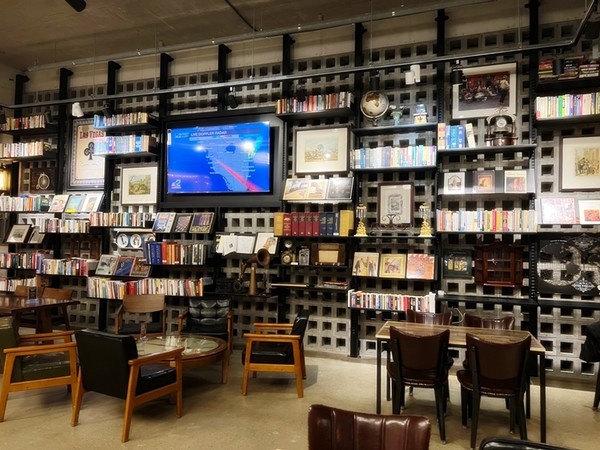 메인스트리트 실내는 ‘Be A New Yoker!(뉴요커 되기)’를 주제로 하여 맨해튼 다운타운, 타임스퀘어, 센트럴파크, 뉴욕공립도서관 등 실제 뉴욕의 20가지 명소를 재현해 꾸며졌다.