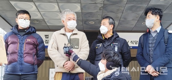 1월 13일 수원지방법원 평택지원에서 진행된 평택항 이선호씨 산재 사고 판결이 끝난 뒤 이씨의 아버지 이재훈(오른쪽 둘째)씨 등이 판결에 대해 의견을 밝히고 있다.