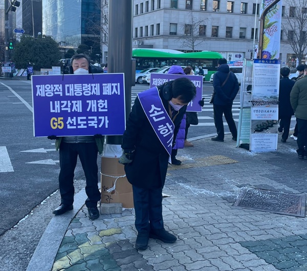 평택시민신문은 경기도지사를 역임하며 평택항 개발, 고덕국제평화도시발표 등 평택과도 인연이 있는 무소속 손학규 대통령 후보와 서면 인터뷰를 진행해 그의 출마의 변을 들어보았다.