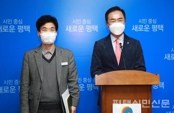 2월 14일 열린 고덕국제학교 관련 언론브리핑에서 황선식 미래전략관 담당관과 정장선 평택시장(왼쪽부터)이 기자들의 질문에 답변하고 있다.