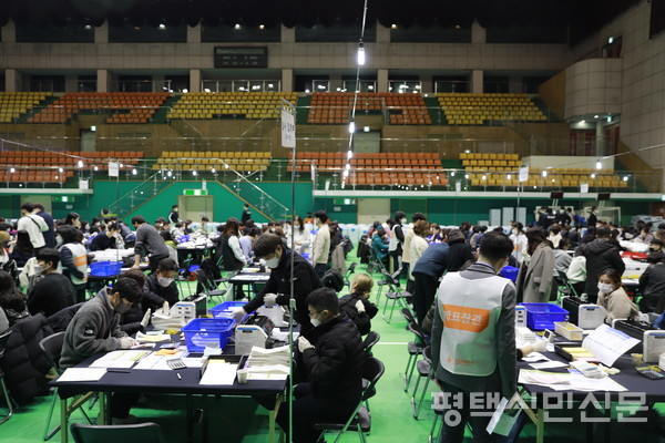 3월 9일 오후 8시 평택시 이충문화체육센터에서 제20대 대선 개표가 진행되고 있다.