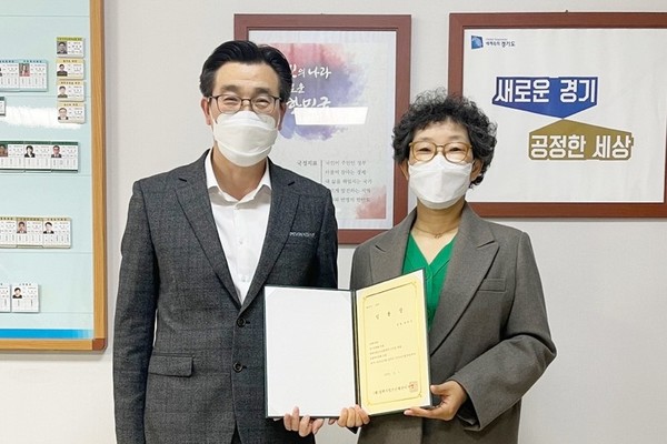 3월 2일 임용장을 받은 곽지숙 평택시청소년문화센터장(오른쪽)이 임명장을 받고 최원용 평택시청소년재단 이사장과 기념사진을 찍고 있다.