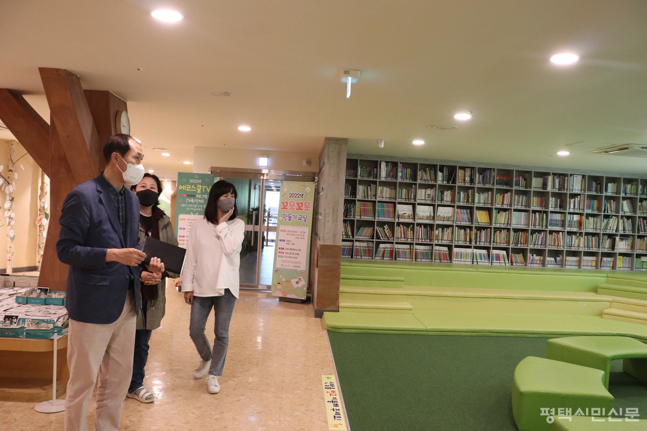 반석산에코스쿨 2층 숲속 도서관에서 책을 보다가 창문으로 반석산에 살고있는 고라니를 직접 볼 수 있는 행운을 만날 수 있다.