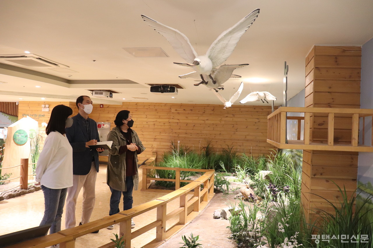 화성시환경재단이 운영하는 동탄신도시에 위치한 반석산 에코스쿨 생태탐사관에서 환경재단 담당자가 설명하고 있다.