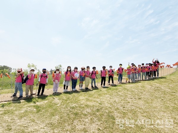 지역연계 현장체험학습에 참여한 원정초 학생들이 평택농업생태원 도담마루에서 기념사진을 찍고 있다.