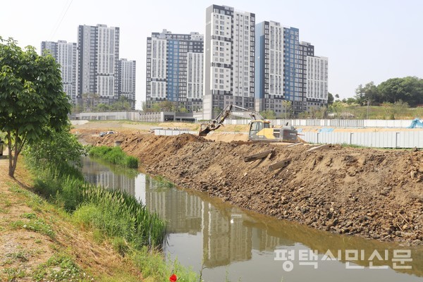 승두소하천 정비공사 소사동 현장 오수관을 다시 연결하고 하천을 확장하며 제방을 보강하고 있다