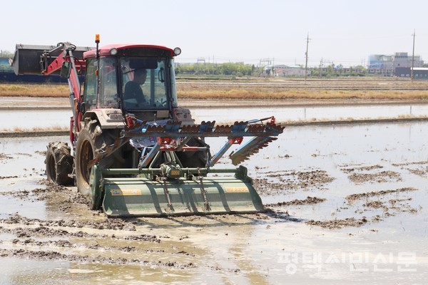 트랙터로 써래질을 하고 있다.