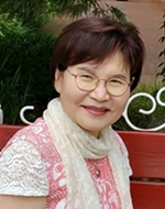 권희수시인 · 인문학 강사-경희대 교육대학원 졸업-순창여고, 평택여고 등 21년 국어교사-국제대, 가천대 등 11년 외래교수-「월간 문학바탕」등단, 문학바탕 서경지회장-피어선 문우회장-한국문인협회 회원 -CBMC 평택지회장-시집 「너를 기다리는 동안에」-동인지 「시와 에세이 9~14호」,「시와 빛 1,2」