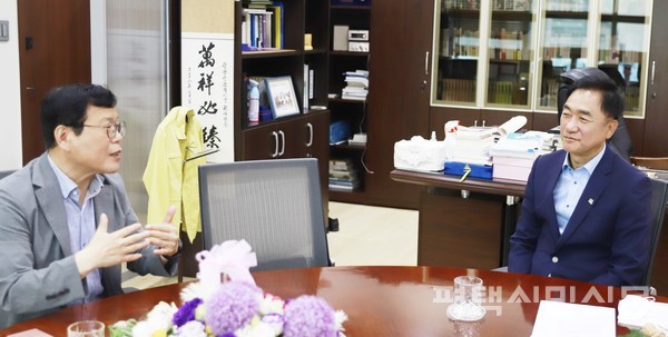 본지 김기수 대표(왼쪽)가 정장선 평택시장 당선인과 평택발전에 관한 의견을 나누고 있다.